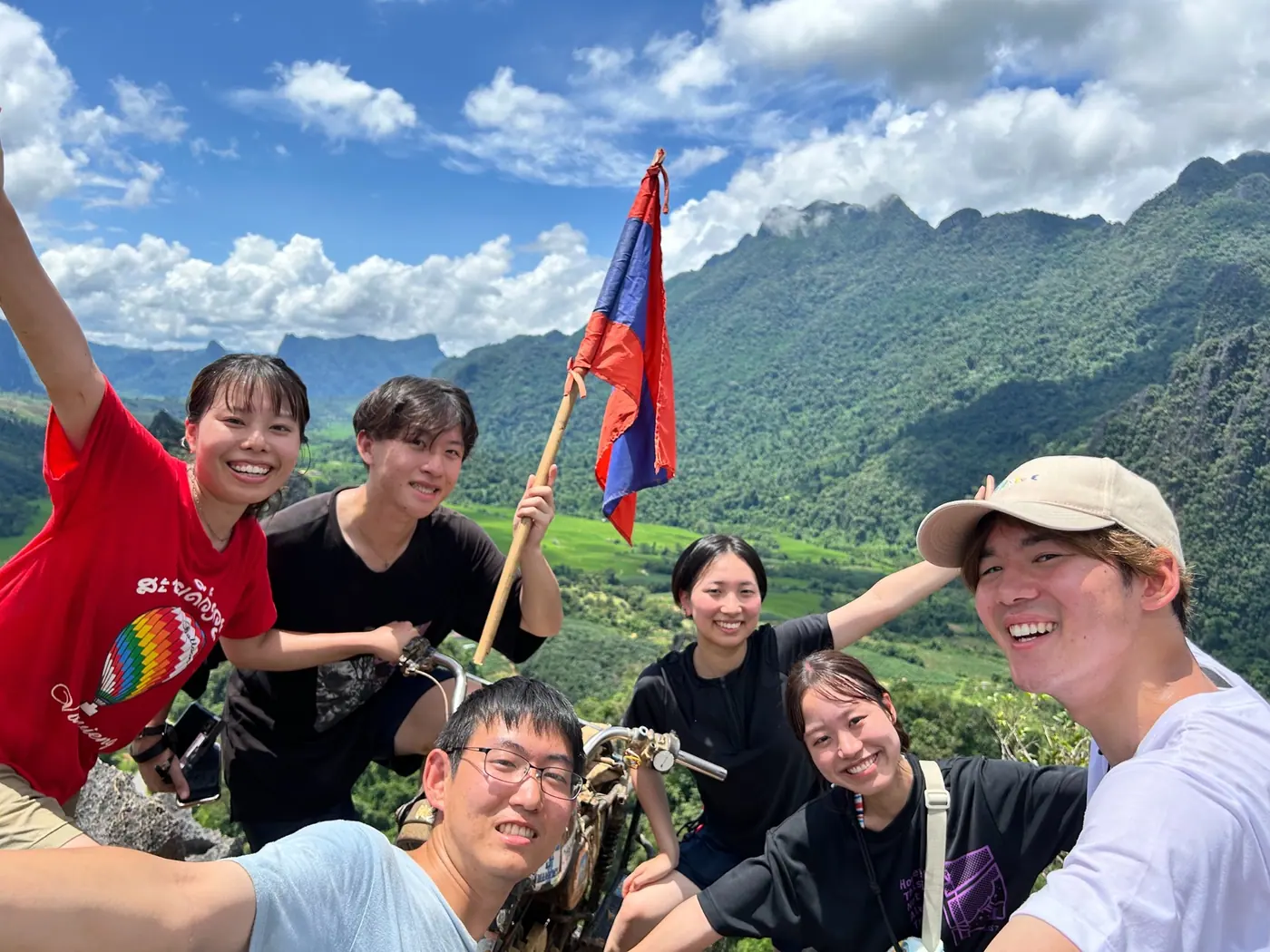 旅先の山で過ごすタビイク参加者たち