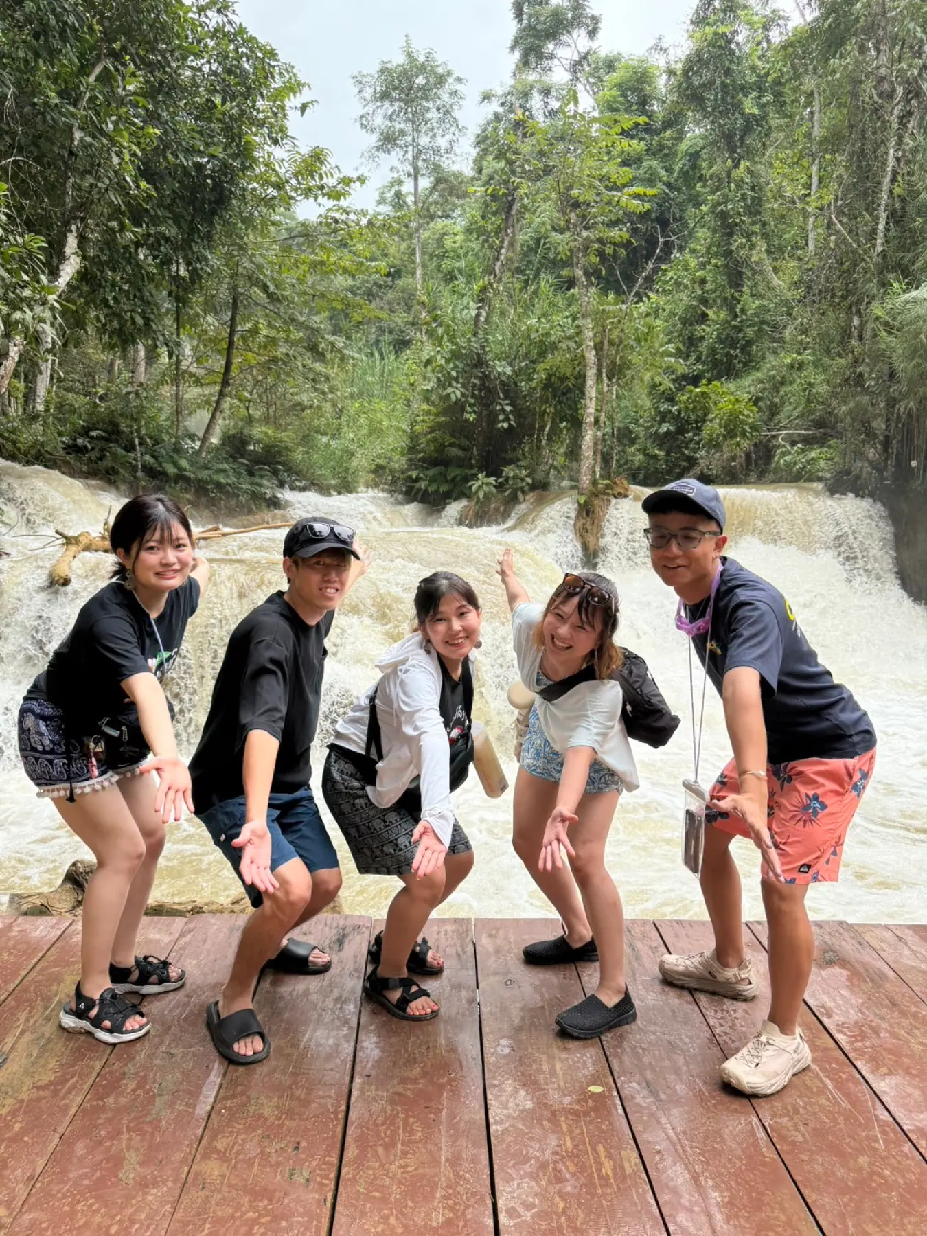 旅先の滝を訪れたタビイク参加者たち
