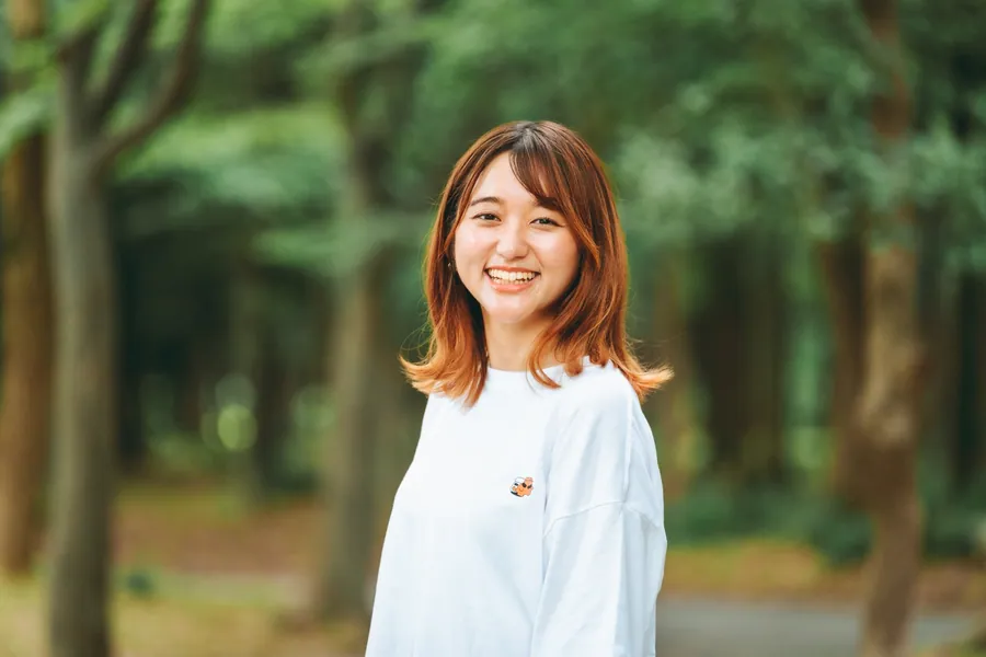 森に立つ末松彩瑛
