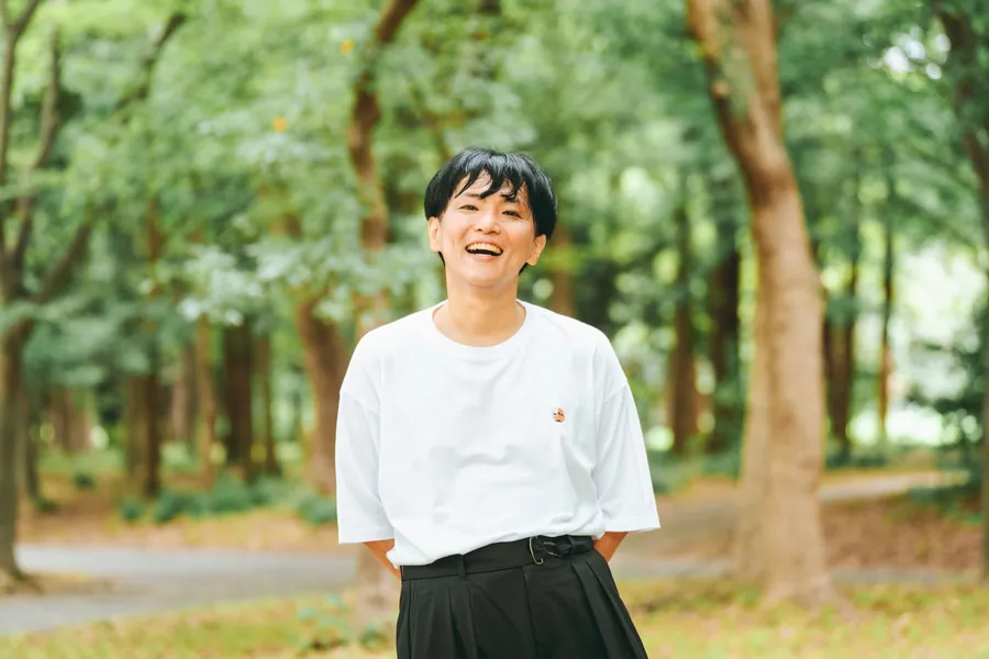 森に立つ関本渉