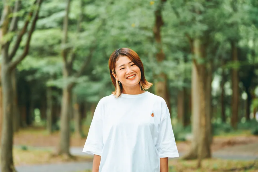 森に立つ首藤加純