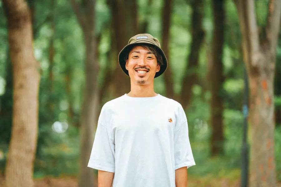 森に立つ石田拓人