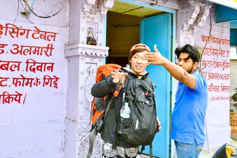 インドで現地の人に道を尋ねる参加者