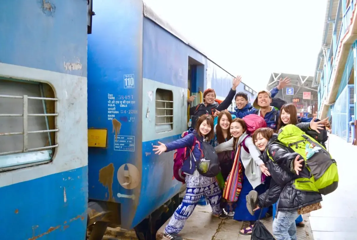 インドの列車で次の街へ向かう旅の仲間