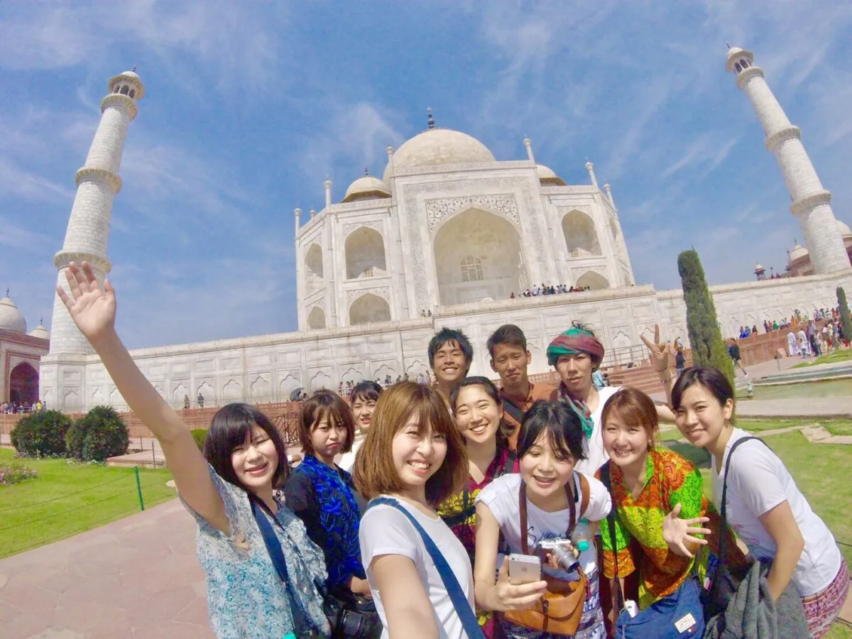 インドを旅する参加者たち