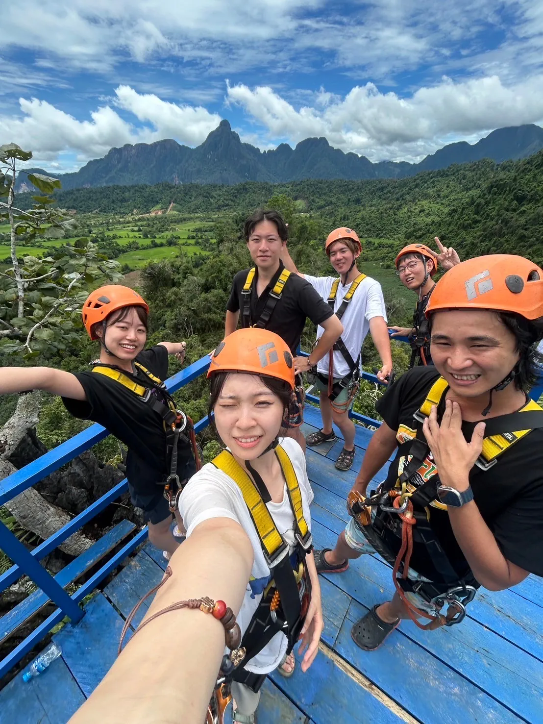 タイとラオスでの旅を仲間と振り返る参加者