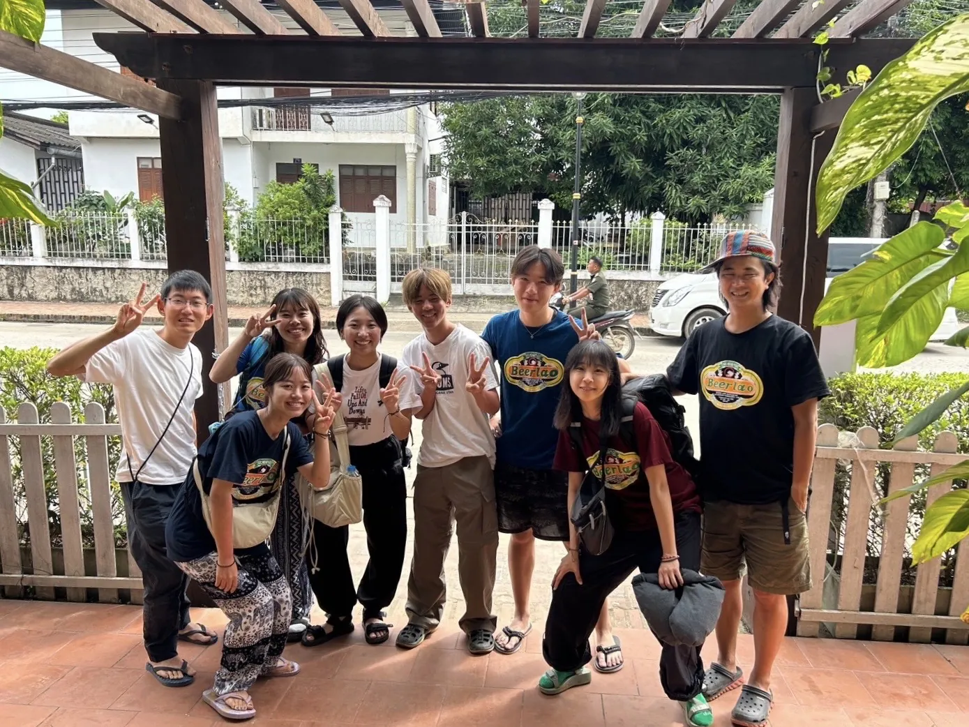 ラオスの大自然を仲間と旅する参加者