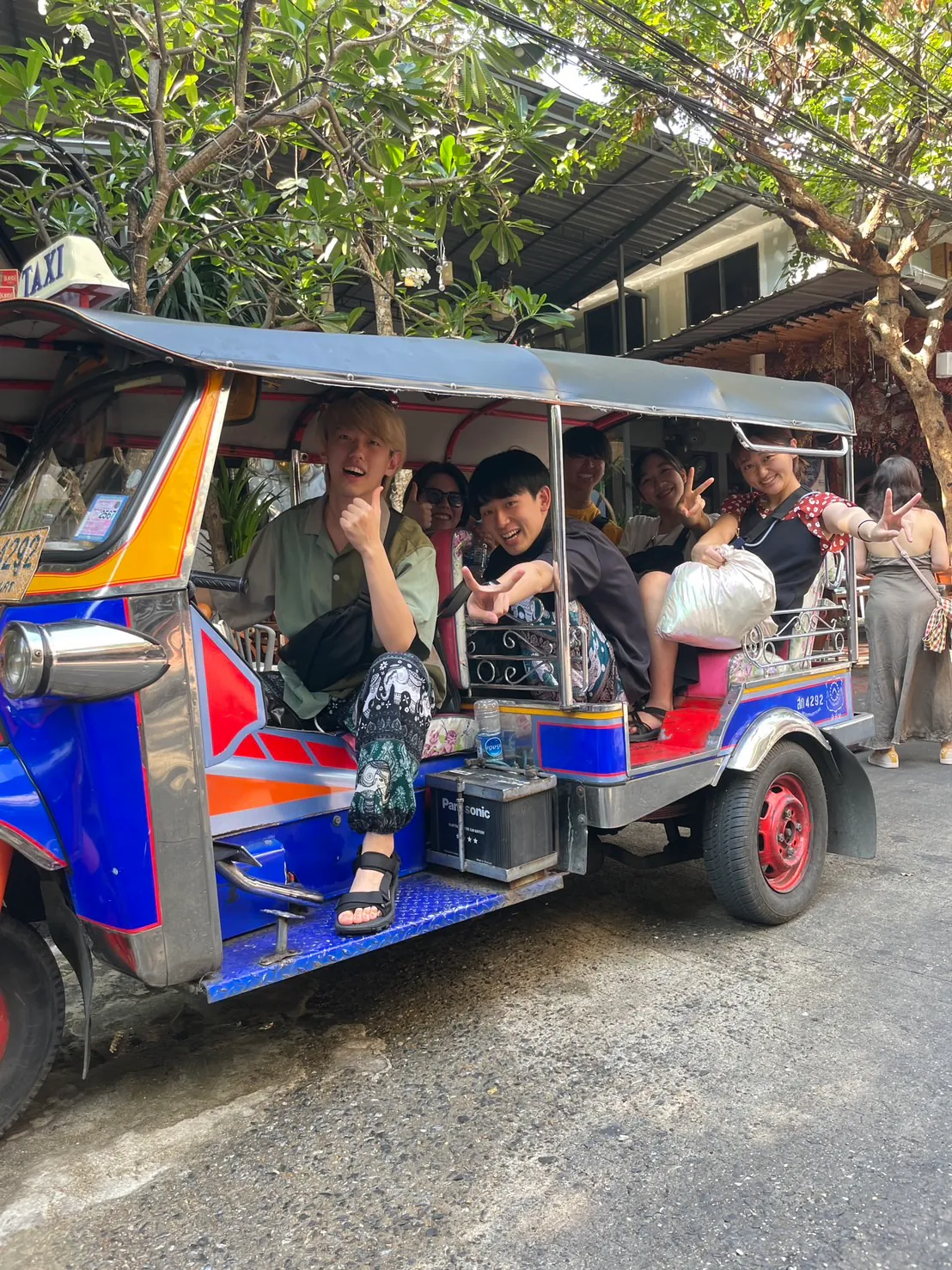 トゥクトゥクに乗ってタイの街を旅する仲間