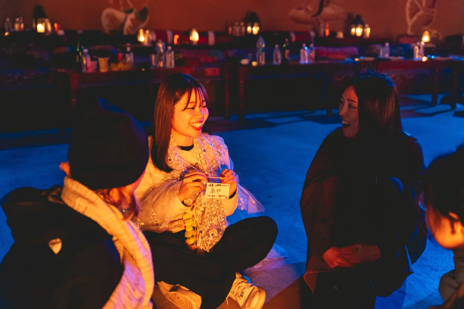 夜に火を囲み一年の経験を語り合う旅人たち