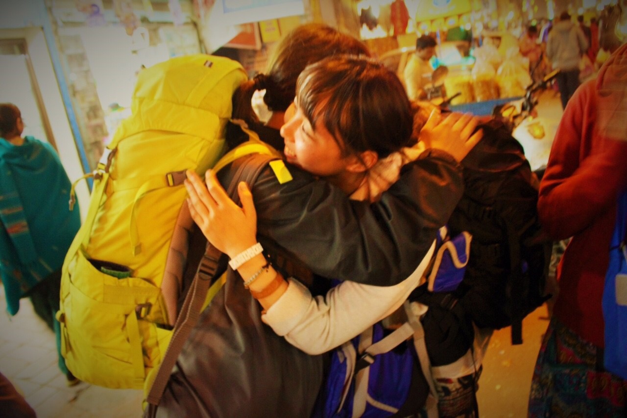旅の中で生まれた気持ちを抱き合って分かち合う仲間