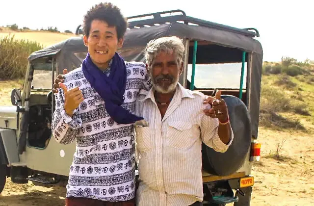 インド人と肩を組む年越しインドプラン参加者