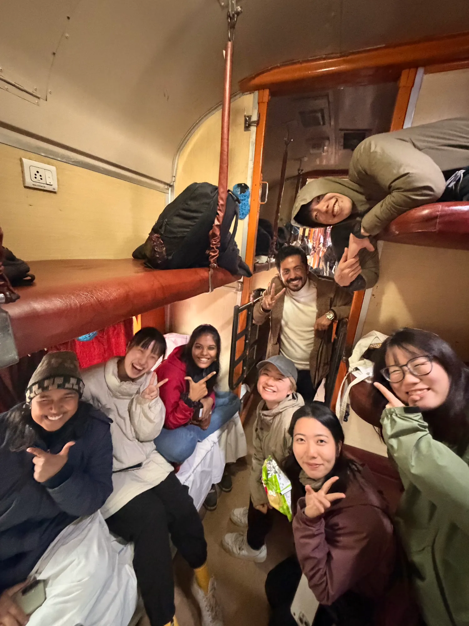 インドの夜行列車で砂漠の街を目指す旅の仲間