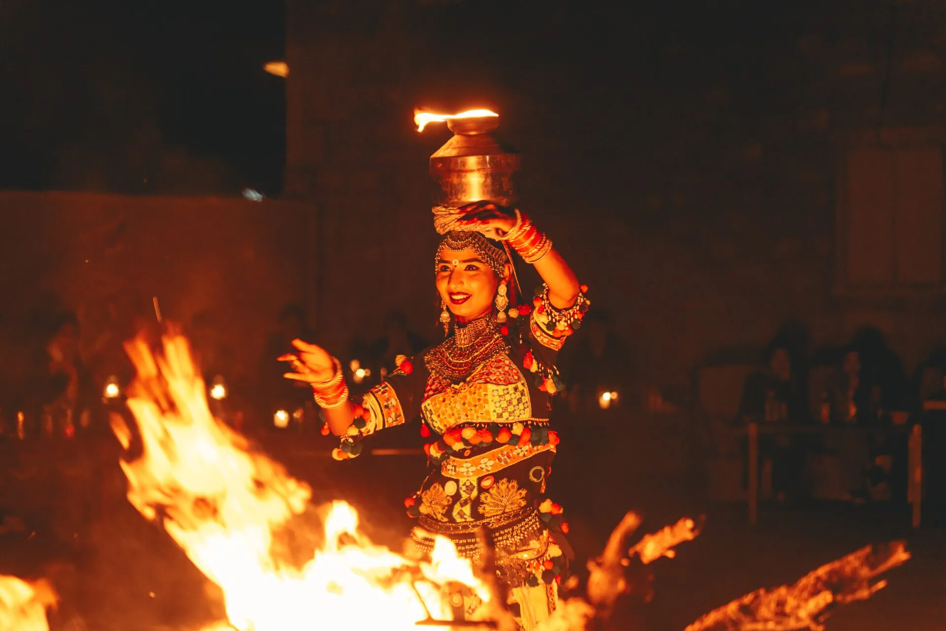 インドの砂漠で炎を囲み踊る年越しの夜