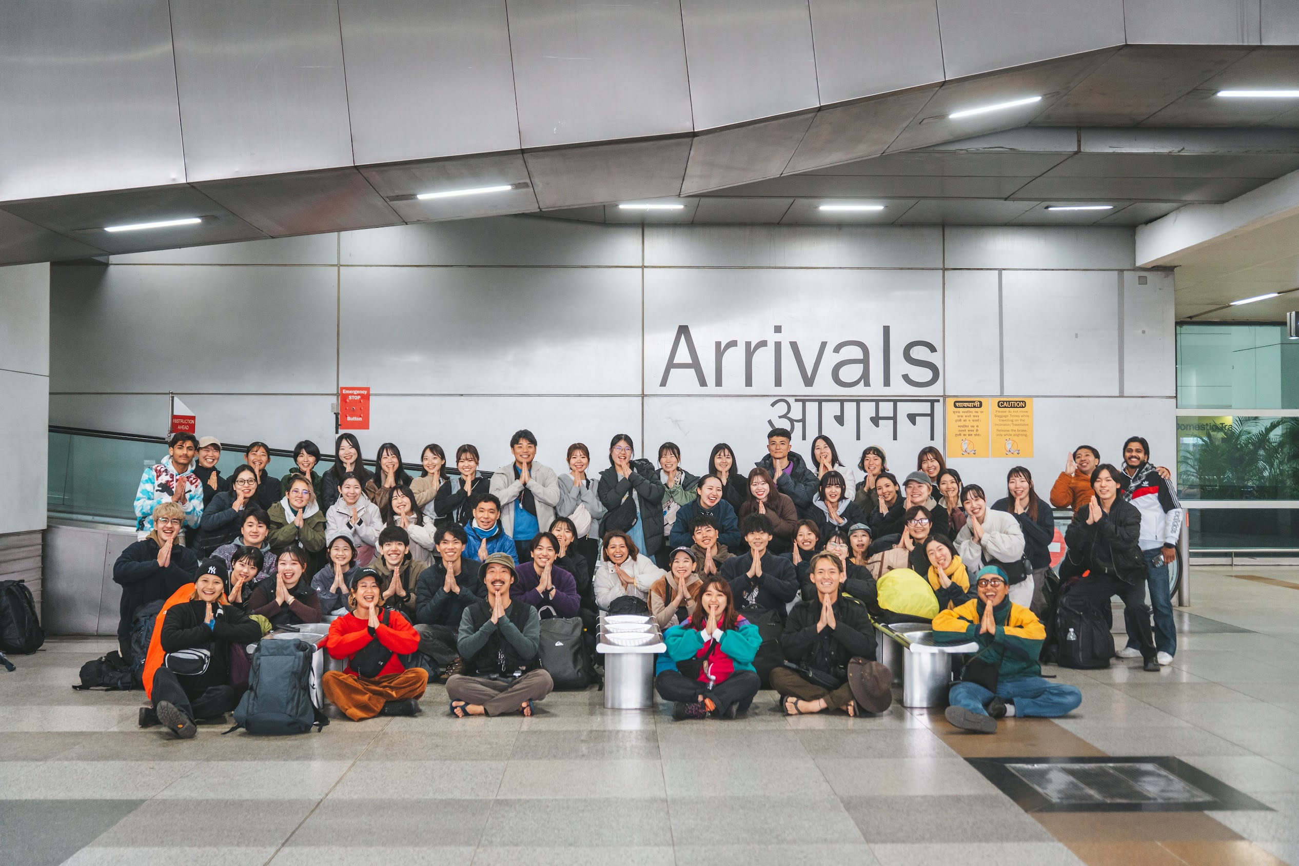 インドの空港で旅を始める50名のCHANGE JOURNEY参加者