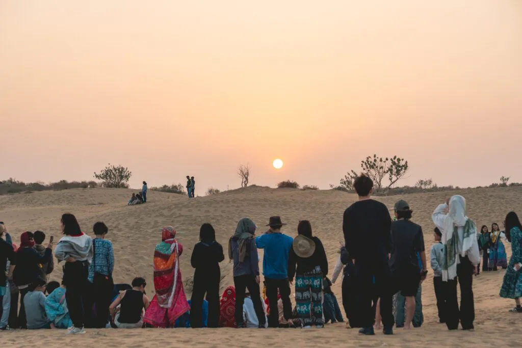 インドの砂漠で2027年の初日の出を迎える旅人たち