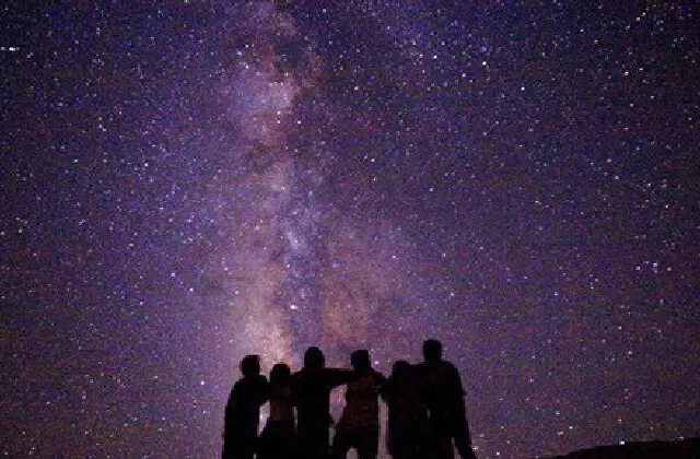 インドの砂漠に広がる満天の星空と旅の仲間