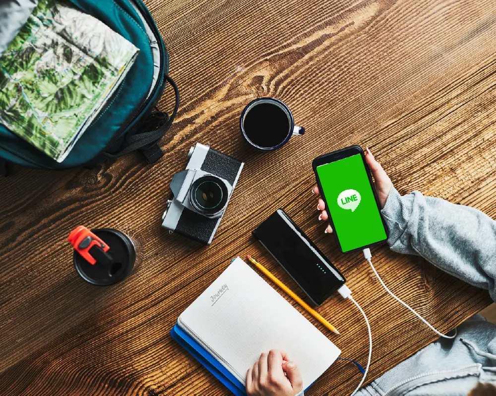 LINEで旅の準備を相談するイメージ