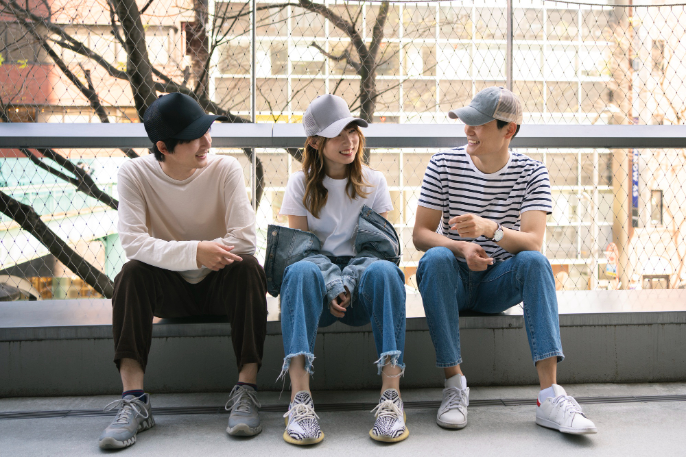 会話を楽しむ3人の仲間