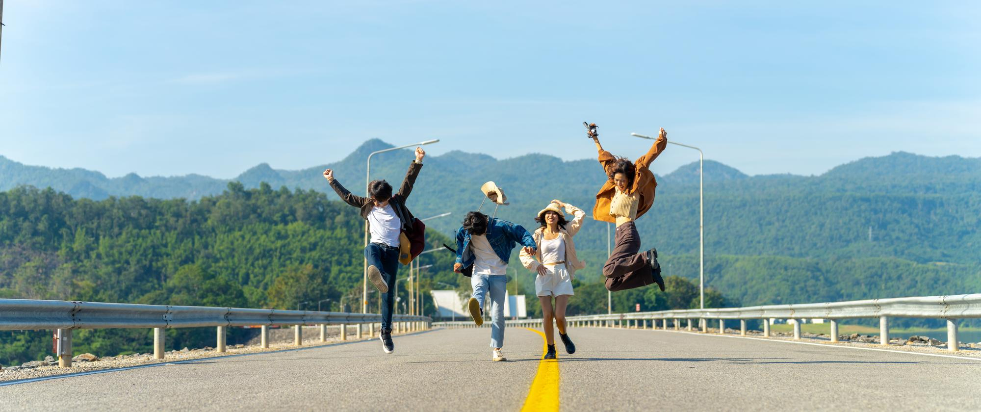 新しい未来へ楽しそうに飛び出す仲間