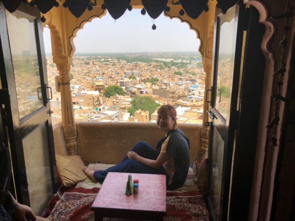 ジャイサルメールの城の上の宿でくつろぐ参加者