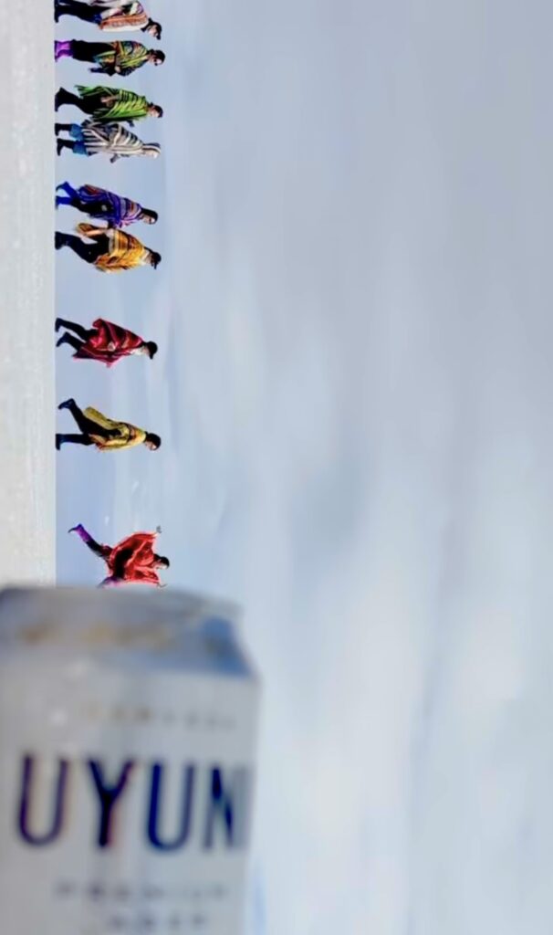 真っ白なウユニ塩湖でトリックアート写真を撮影するタビイクの参加者