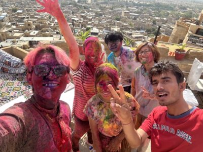 色粉で全身カラフルになったホーリー祭の参加者の男女とインド人