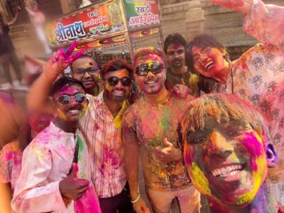 ホーリー祭の後、色粉でカラフルになったインド人と男性たちが笑顔で集合写真