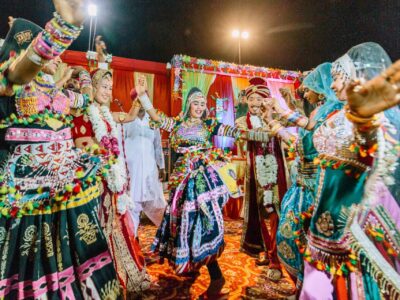 年越しをインドで祝う民族舞踊を一緒に踊る参加者