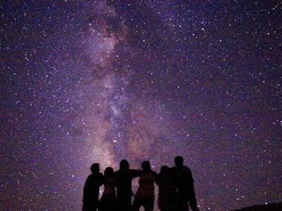 charm2.fc8ee612 インドの砂漠の満天の星空の下で肩を組むシルエットの参加者