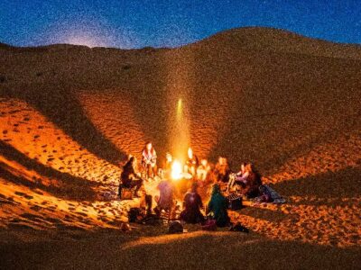 plan-india-explore.586e04e5 インドの砂漠で宿泊をする夜、参加者同士で焚き火を囲み語っている夜の様子