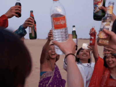 スクリーンショット 2023-11-11 20.57.15 インドの砂漠でサリーを着て乾杯をする参加者たち